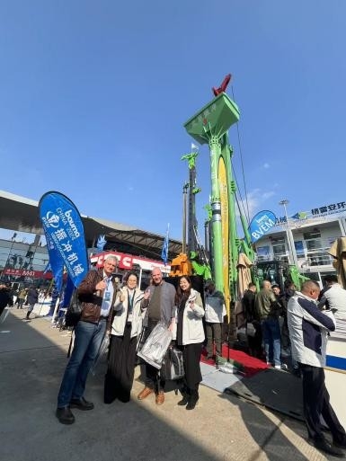 Fabricante chino dispositivo de vibroflotación con fuerza centrífuga de 214 kN montado en una plataforma de perforación que comparte el sistema de energía