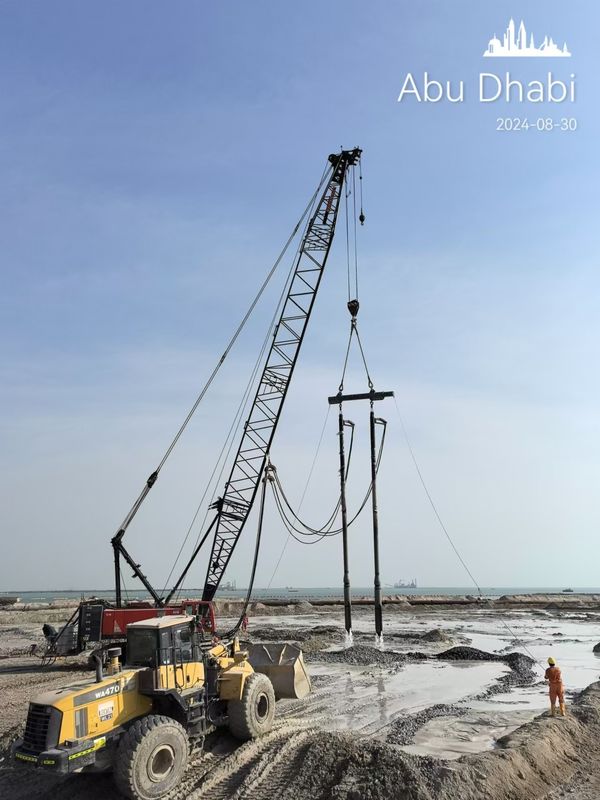 Fabricante chino dispositivo de vibroflotación con fuerza centrífuga de 214 kN montado en una plataforma de perforación que comparte el sistema de energía