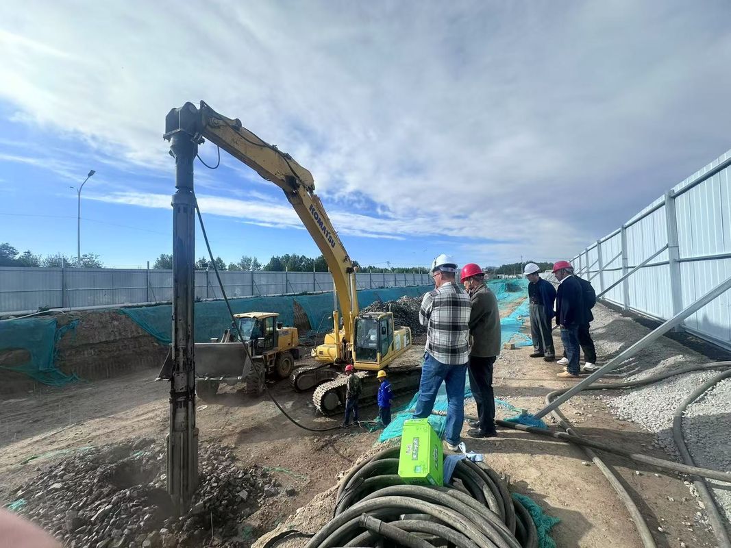 Fabricante chino dispositivo de vibroflotación con fuerza centrífuga de 214 kN montado en una plataforma de perforación que comparte el sistema de energía